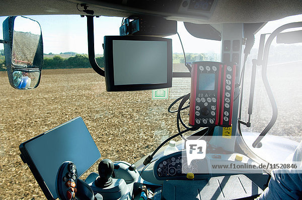 Landwirt fährt Traktor mit globalem Positionierungssystem