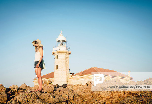 Frau am Leuchtturm von Punta nati  Ciutadella  Menorca  Spanien