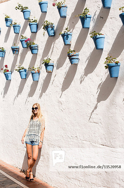 An die Wand gelehnte Frau  Altstadt von Marbella  Spanien