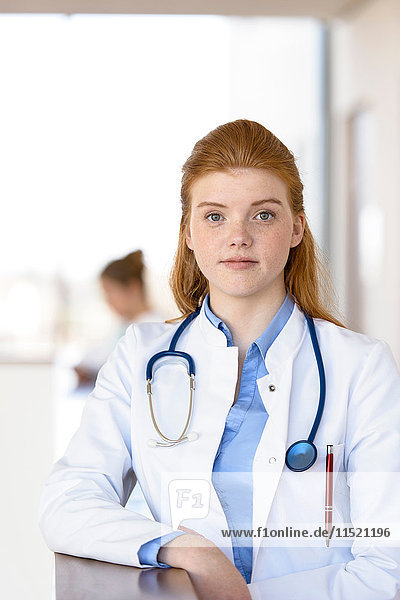 Porträt einer rothaarigen jungen Ärztin im Krankenhaus