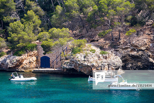 Motorboote vor der Küste vertäut  Cala Figuera  Bucht von Mallorca  Spanien