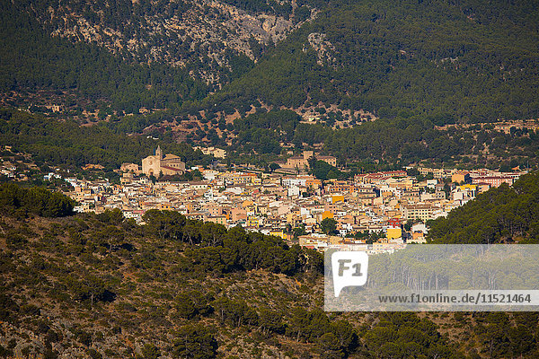 Erhöhter Blick auf die Stadt Andratx  La Tramuntana  Mallorca  Spanien