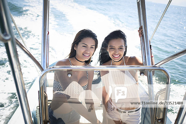 Zwei junge Frauen auf einer Bootsfahrt