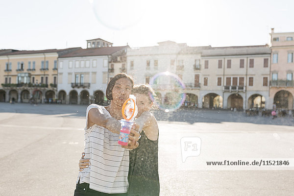 Italien  Padua  zwei junge Frauen mit Seifenblasenmaschine
