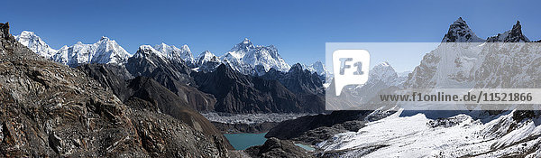 Nepal  Himalaya  Khumbu  Everest-Region  Everest und Nuptse aus Gokyo ri