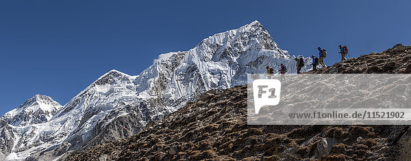 Nepal Himalaya Khumbu Everest-Region Trekker und Nuptse