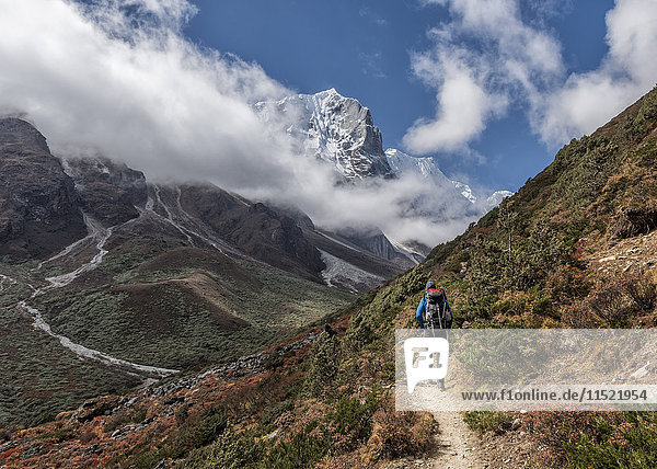Nepal  Himalaya  Khumbu  Everest-Region  Khunde  Trekker und Yalung Ri
