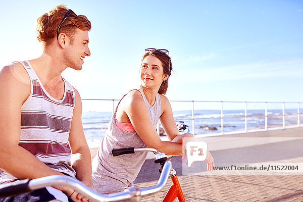 Paar auf Fahrrädern auf der Promenade