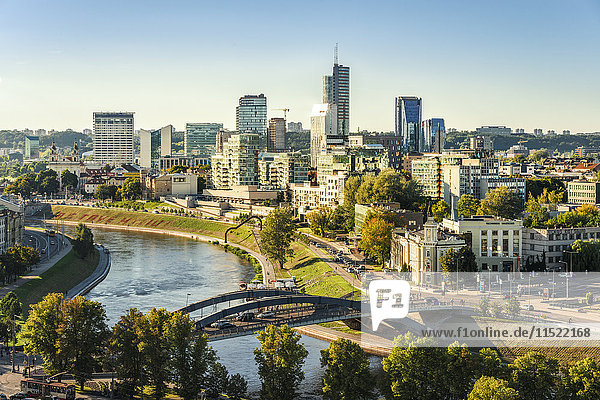 Litauen  Vilnius  Blick auf die moderne Stadt Vilnius mit Europa Tower und Neris River im Vordergrund