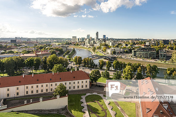 Litauen  Vilnius  Blick auf das Nationalmuseum und die neue Stadt im Hintergrund