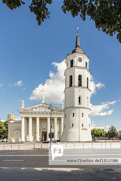 Litauen  Vilnius  Vilnius Kathedrale mit Glockenturm im Vordergrund