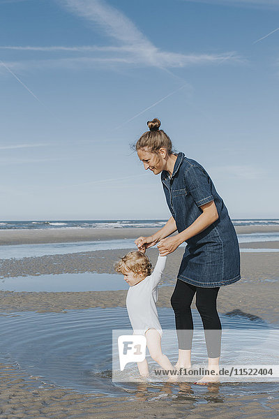 Niederlande  Schiermonnikoog  Mutter mit kleiner Tochter am Strand