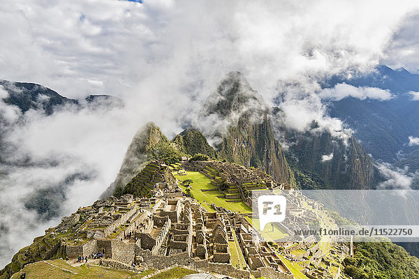 Peru  Andes  Urubamba Valley  Machu Picchu with mountain Huayna Picchu in fog and clouds