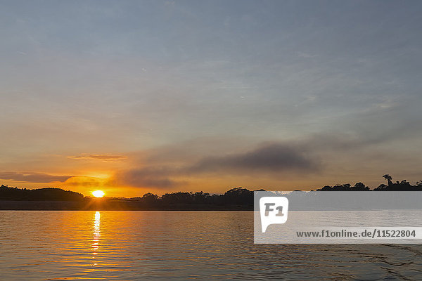 Peru  Amazonasbecken  Manu-Nationalpark  Rio Madre de Dios bei Sonnenuntergang