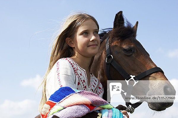 Lächelndes Mädchen mit Pferd