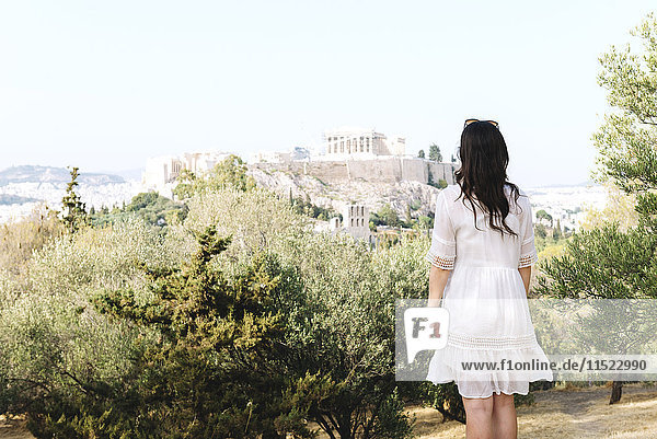Griechenland  Athen  Frau mit Blick auf die Akropolis und Parthenon  umgeben von Olivenbäumen aus Areopagus