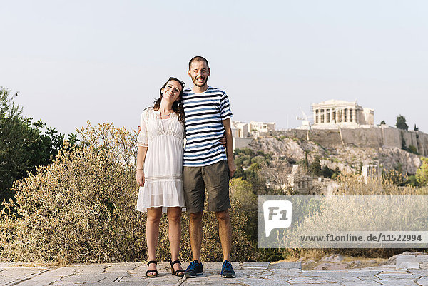 Griechenland,  Athen,  glückliches Paar im Areopag mit Akropolis und Parthenon im Hintergrund