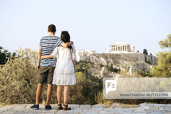 Griechenland  Athen  Paar mit Blick auf die Akropolis und Parthenon aus Areopagus
