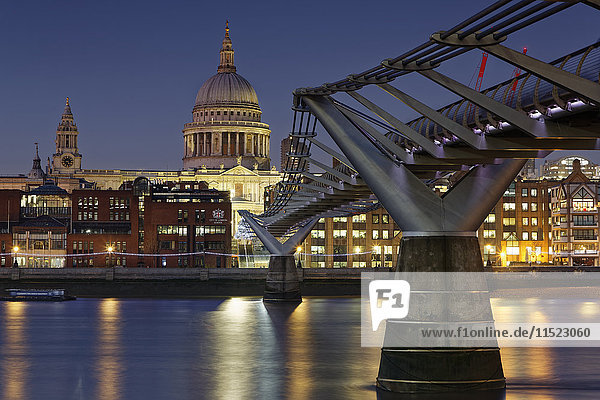 UK  London  St. Paul's Cathedral und Millennium Bridge bei Nacht