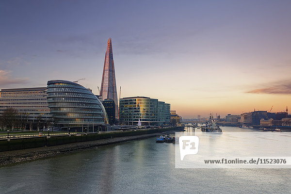 UK  London  Southwark mit City Hall und The Shard bei Dämmerung