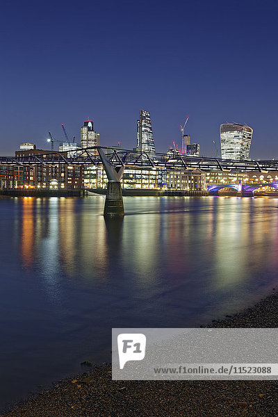 UK,  London,  Skyline mit Bürotürmen und Millenium Bridge bei Nacht