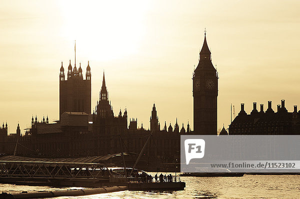 UK  London  Blick auf Themse  Big Ben  Houses of Parliament und Westminster Bridge bei Sonnenuntergang
