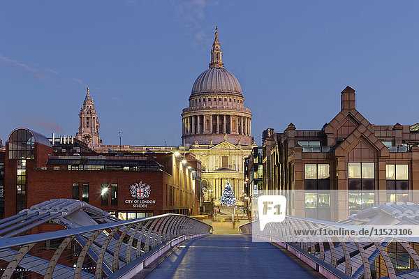 UK  London  St. Paul's Cathedral und Millennium Bridge in der Abenddämmerung