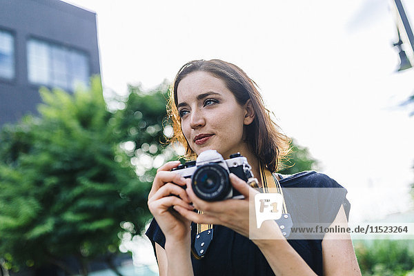 Porträt einer Frau mit Kamera