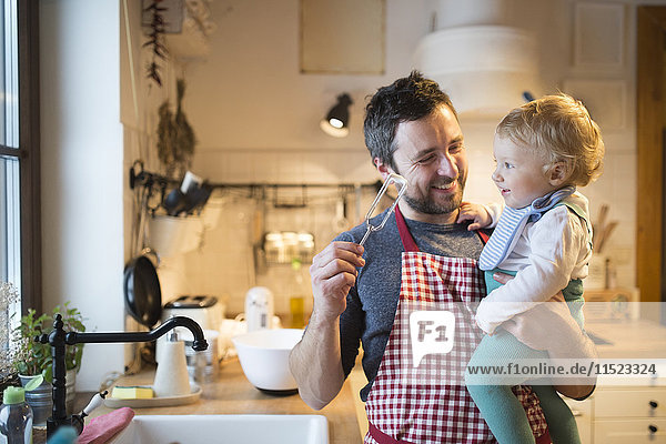 Vater und Junge in der Küche beim Kuchenbacken