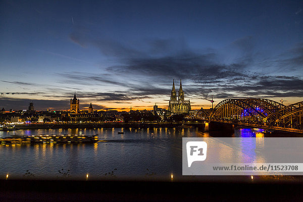 Deutschland  Köln  Kölner Dom und Hohenzollernbrücke bei Nacht