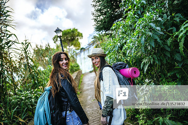 Zwei glückliche junge Frauen auf einer Reise