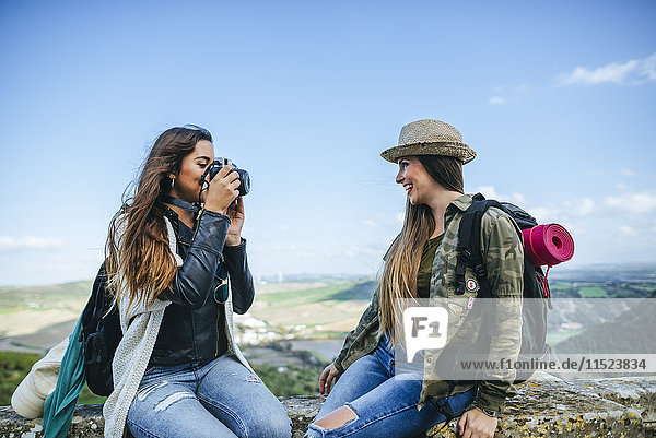 Zwei glückliche junge Frauen auf einer Fotoreise