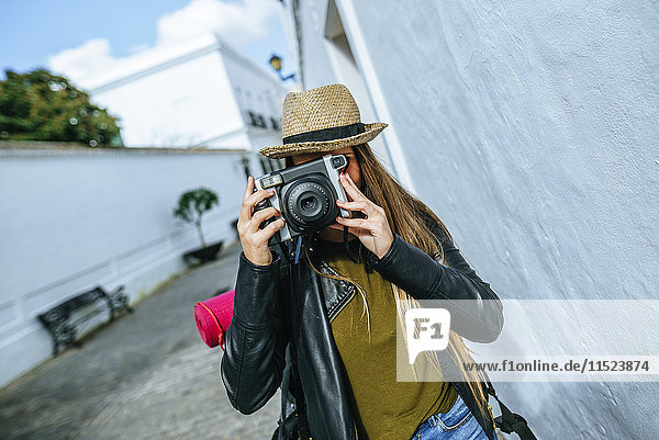 Junge reisende Frau beim Fotografieren in einer Stadt