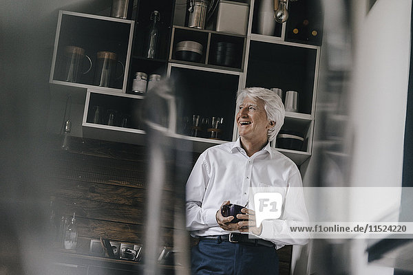 Happy Senior Geschäftsmann Tasse Kaffee in der Küche