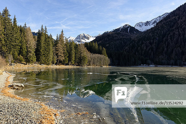 Italien  Südtirol  Antholzertal  zugefrorener See
