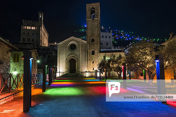 Italien  Umbrien  Gubbio  San Giovanni Platz und San Giovanni Kirche während der Weihnachtszeit