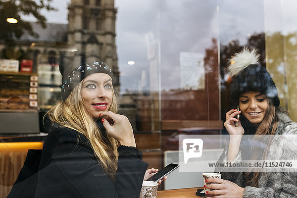 Frankreich  Paris  zwei Freunde sitzen in einem Café in der Nähe der Kathedrale von Notre Dame.