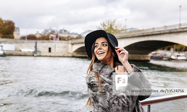 Paris  Frankreich  lächelnde Frau bei einer Kreuzfahrt auf der Seine