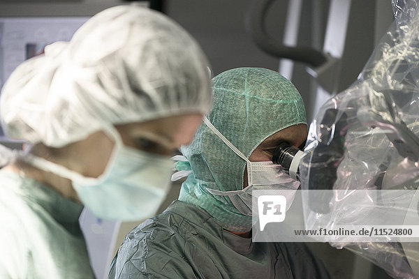 Neurochirurg und OP-Schwester während einer Operation