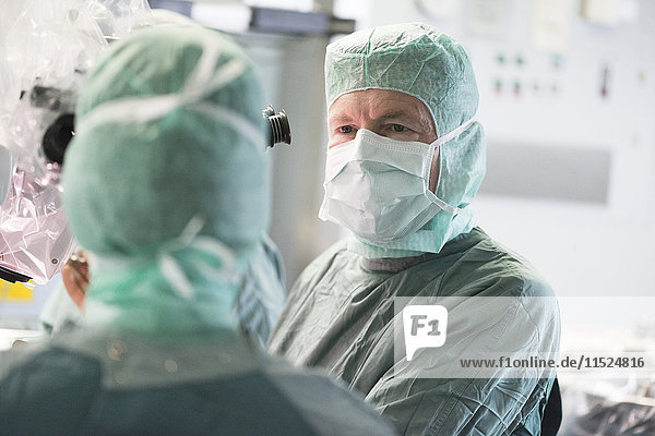 Neurochirurgischer Beratungskollege während einer Operation