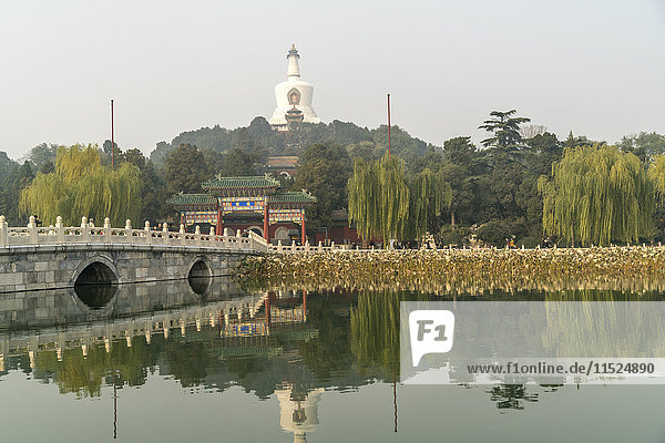 China  Peking  Beihai Park  Blick zur Weißen Pagode