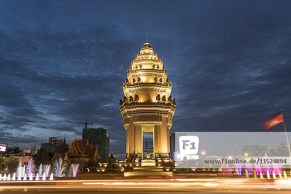 Kambodscha  Phnom Penh  Unabhängigkeitsdenkmal bei Dämmerung