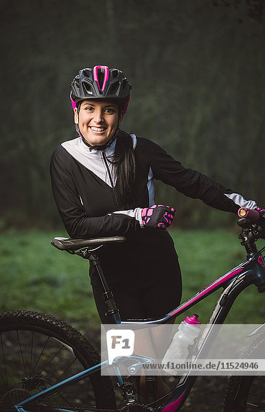 Porträt einer lächelnden Frau mit Mountainbike