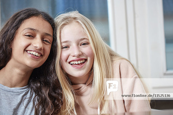 Portrait von zwei glücklichen Mädchen Seite an Seite