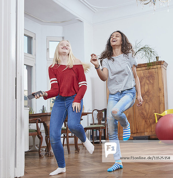 Zwei Mädchen tanzen zu Hause