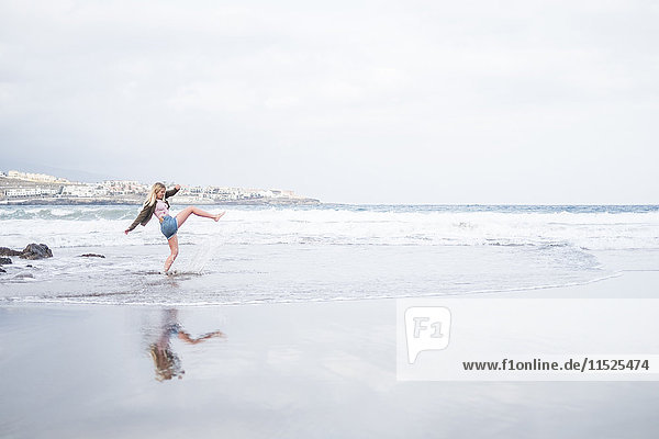 Spanien  Teneriffa  junge blonde Frau am Strand