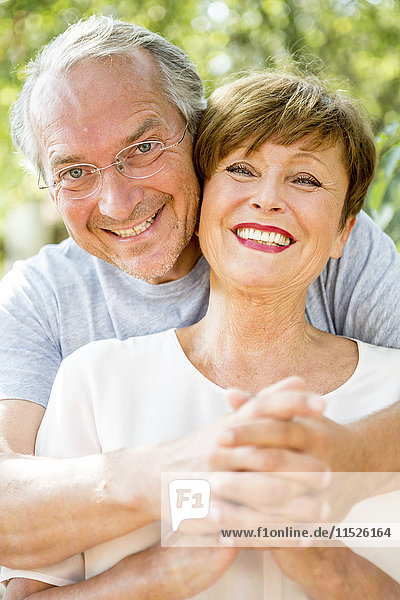 Porträt eines glücklichen Seniorenpaares im Freien