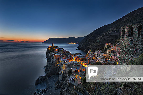 Italien  Ligurien  Cinque Terre  Vernazza nach Sonnenuntergang