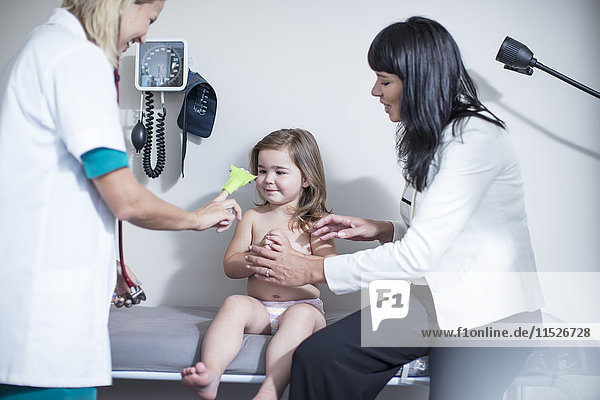 Kinderarzt hört auf das Herz der kleinen Mädchen