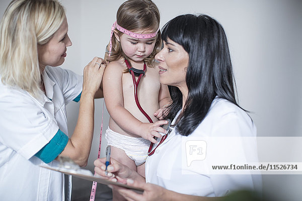 Kleines Mädchen bei der Untersuchung beim Kinderarzt
